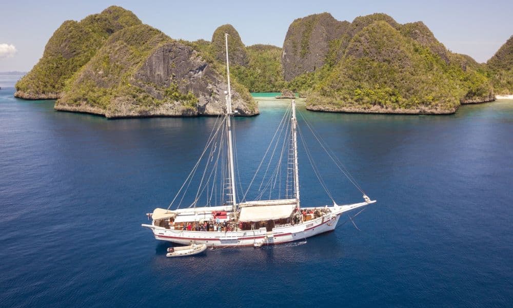 The liveaboard Emperor Raja Laut