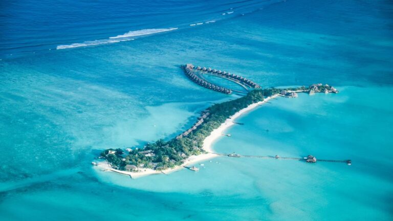 Maldives liveaboard vs resort diving