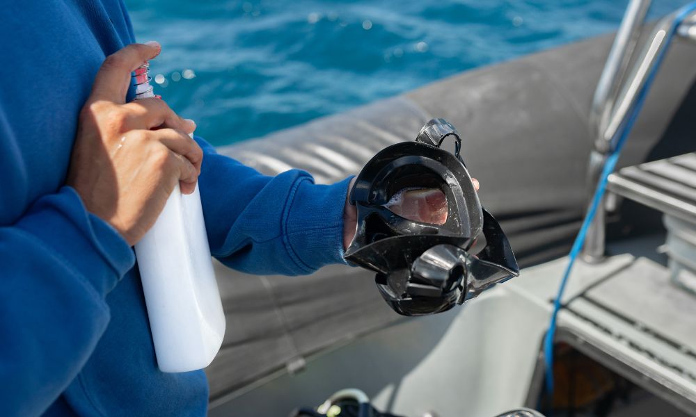 Defog dive mask