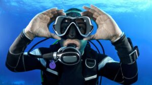 How to defog a scuba mask